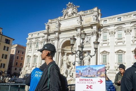 Neue Regelung am Trevi-Brunnen: Wer direkt ans Wasser möchte, muss über einen neuen Zugang gehen und zwei Euro zahlen.
