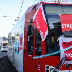 Ein Warnstreik im Nahverkehr in der Vergangenheit - so ähnlich dürfte es in vielen Städten von NRW in den kommenden Tagen ausseh