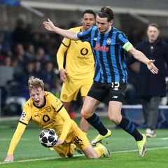 Daniel Svensson von Borussia Dortmund wird von Marten de Roon von Atalanta Bergamo  herausgeforder