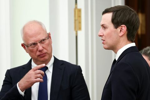 Der Kreml-Gesandte Dmitriew (l.) mit Jared Kushner im Januar im Kreml