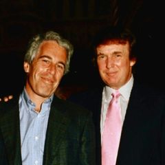 Ein Foto aus den Akten zeigt Epstein und Trump (re.)