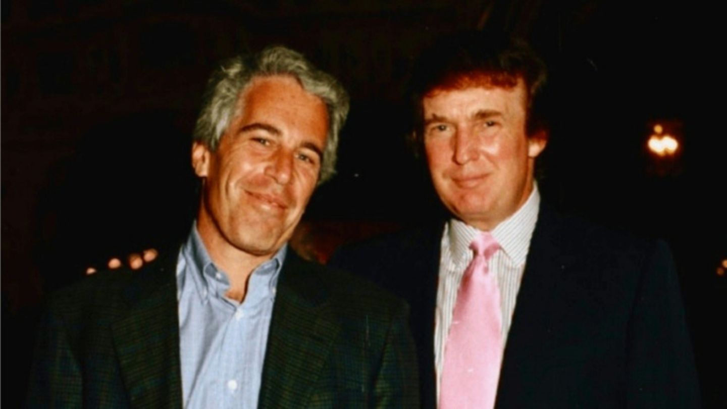 Ein Foto aus den Akten zeigt Epstein und Trump (re.)