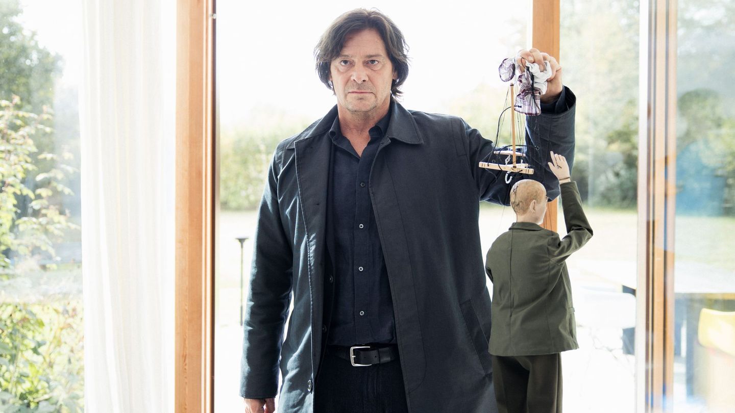 Kurz nachdem der Psychologe Roland Meier entführt wurde, finden dessen Kinder hinter dem Haus eine Marionette, die ihrem Vater nachempfunden wurde. Kriminalpsychologe Thomas Meiberger (Fritz Karl) versucht, durch seine Vorgehensweise mehr über das Denken des Täters herauszufinden.