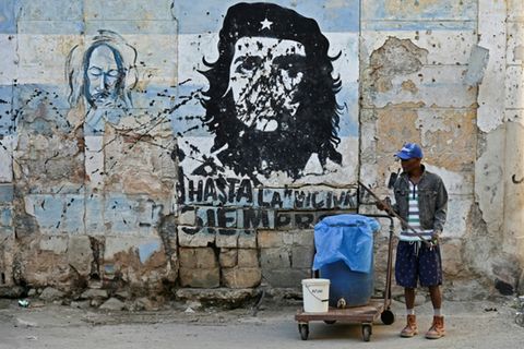Ein Wandgemälde von Che Guevara in Havanna