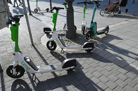 Die E-Scooter sorgen immer wieder für Ärger - unter anderem, weil sie nicht ordnungsgemäß abgestellt werden (Archivbild). Foto: