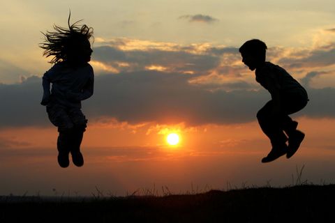 Gemeinsam spielen - sich fremden Kindern kann das anfangs schwerfallen. (Symbolbild) Foto: Arno Burgi/dpa-Zentralbild/dpa