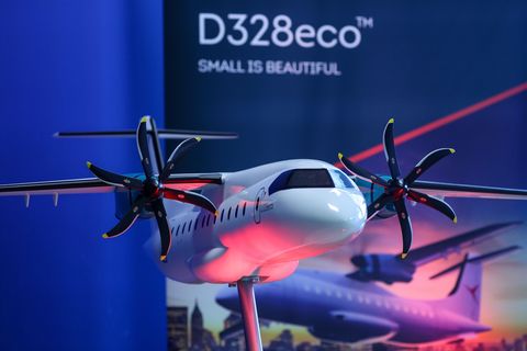 Regionalflugzeuge gelten auf kurzen Strecken als deutlich treibstoffsparender als große Jets (Archivbild) Foto: Jan Woitas/dpa