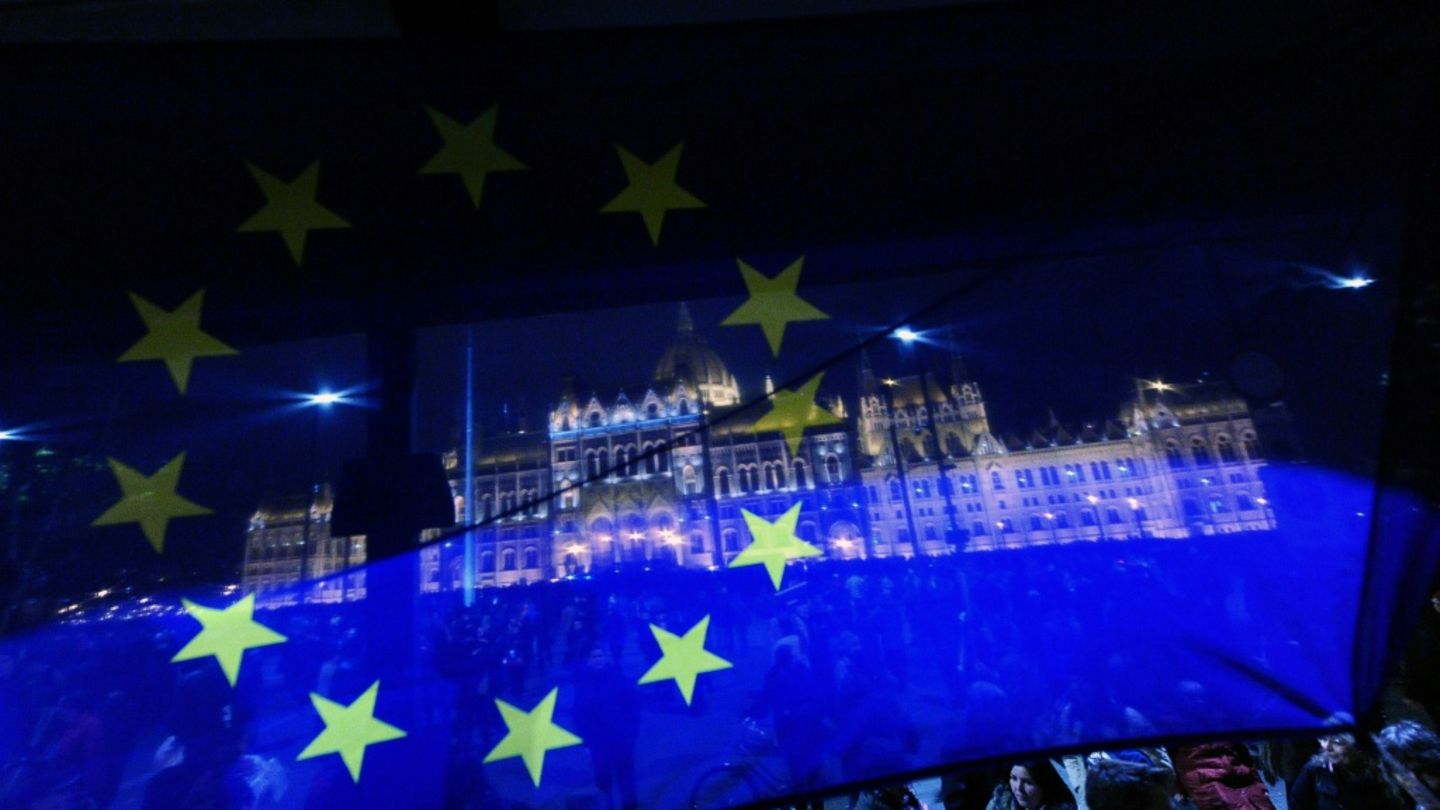 EU-Flagge vor ungarischem Parlament