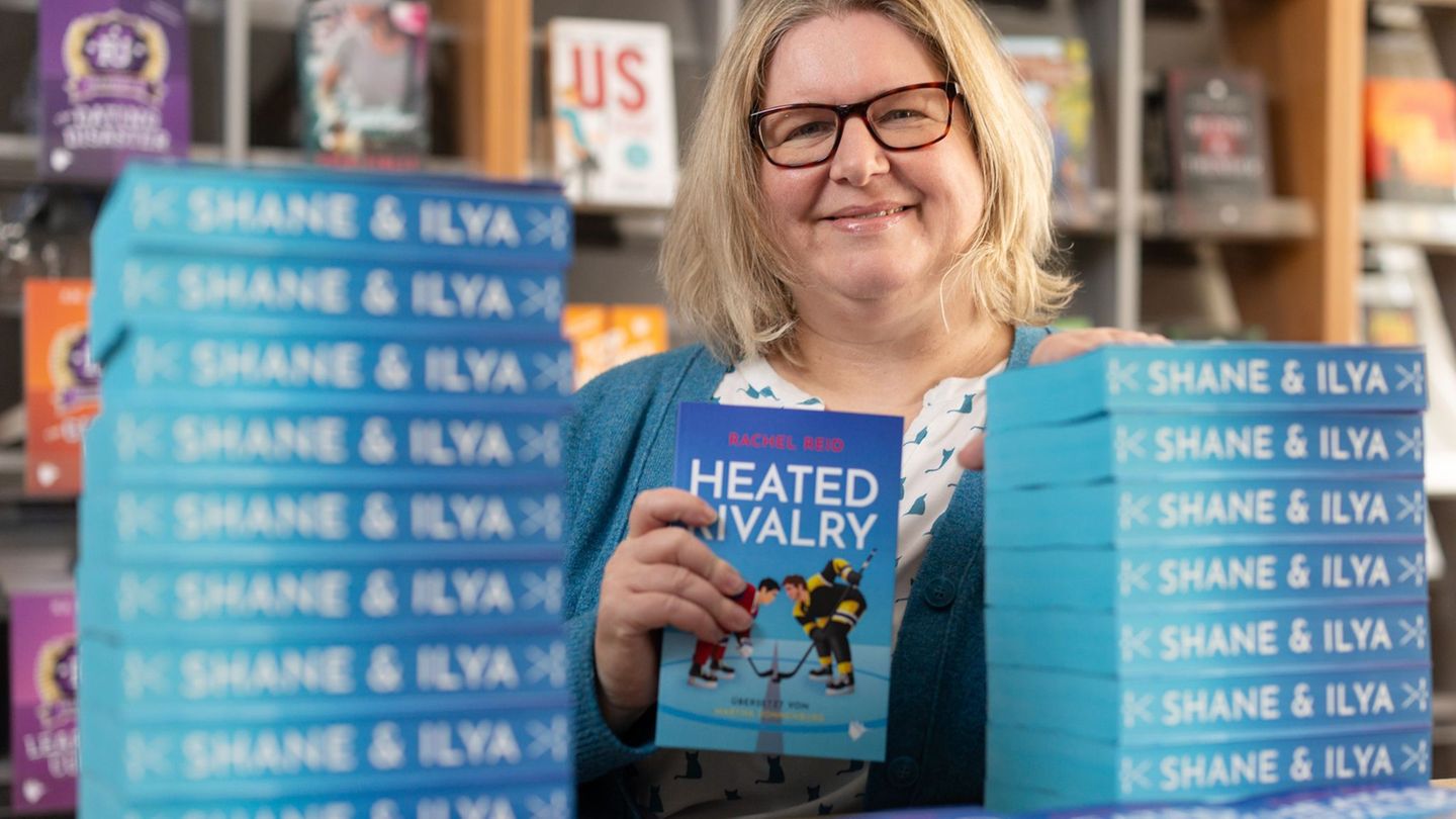 Verlagschefin Jeanette Bauroth freut sich über den Erfolg der queeren Eishockey-Liebesgeschichte, der für ihren Verlag aber auch
