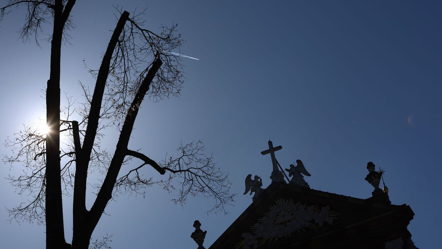 Katholikinnen und Katholiken in Bayern wählen am Sonntag neue Pfarrgemeinderäte. (Symbolbild) Foto: Karl-Josef Hildenbrand/dpa