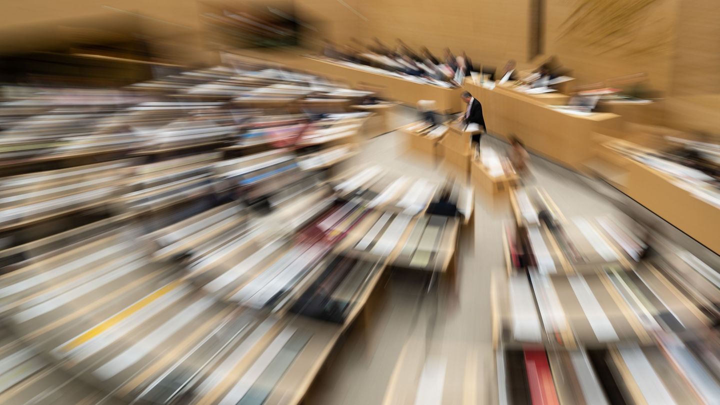 Spricht am Rednerpult im Landtag eine Frau, dann sind die männlichen Abgeordneten weniger aufmerksam, zeigt eine Studie der Uni