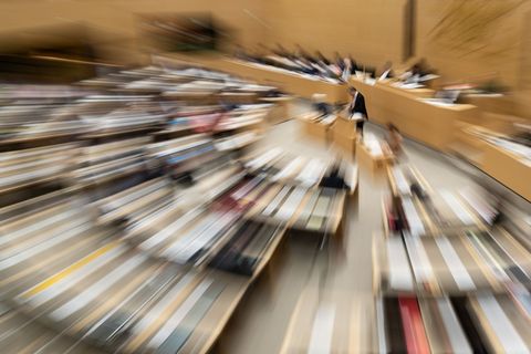 Spricht am Rednerpult im Landtag eine Frau, dann sind die männlichen Abgeordneten weniger aufmerksam, zeigt eine Studie der Uni