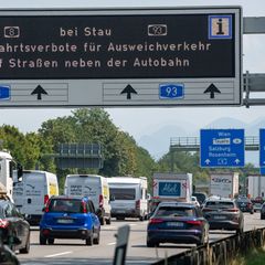 Nur bei Stau darf die Polizei Autofahrer auf die Autobahn zurückschicken. (Archivbild) Foto: Stefan Puchner/dpa