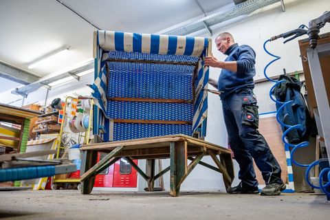 Oft müssen an den Körben marode Holzteile ausgetauscht werden. Foto: Hauke-Christian Dittrich/dpa