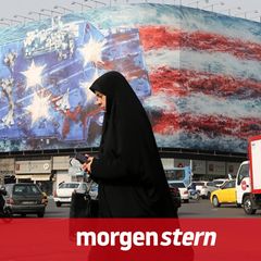 Morgenstern Iran: Eine Frau läuft Ende Januar in Irans Hauptstadt Teheran an einem USA-kritischen Plakat vorbei