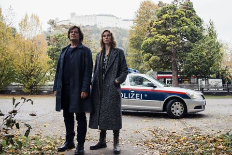 Kriminalpsychologe Meiberger (Fritz Karl) und Kommissarin Grünwald (Lisa Schützenberger) auf dem Weg zu den Eltern des zweiten O