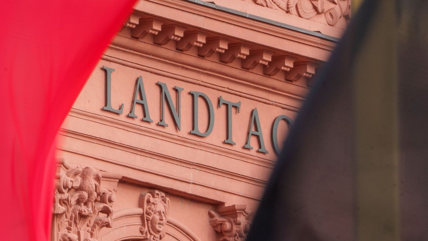 Es deutet sich ein enges Rennen bei der Landtagswahl an. (Symbolbild) Foto: Andreas Arnold/dpa