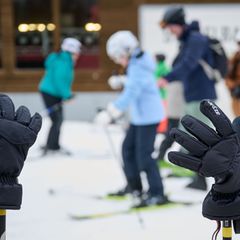 Ausrüstung gibt es für Teilnehmer der Aktion zum halben Preis. (Archivfoto) Foto: Bernd Thissen/dpa