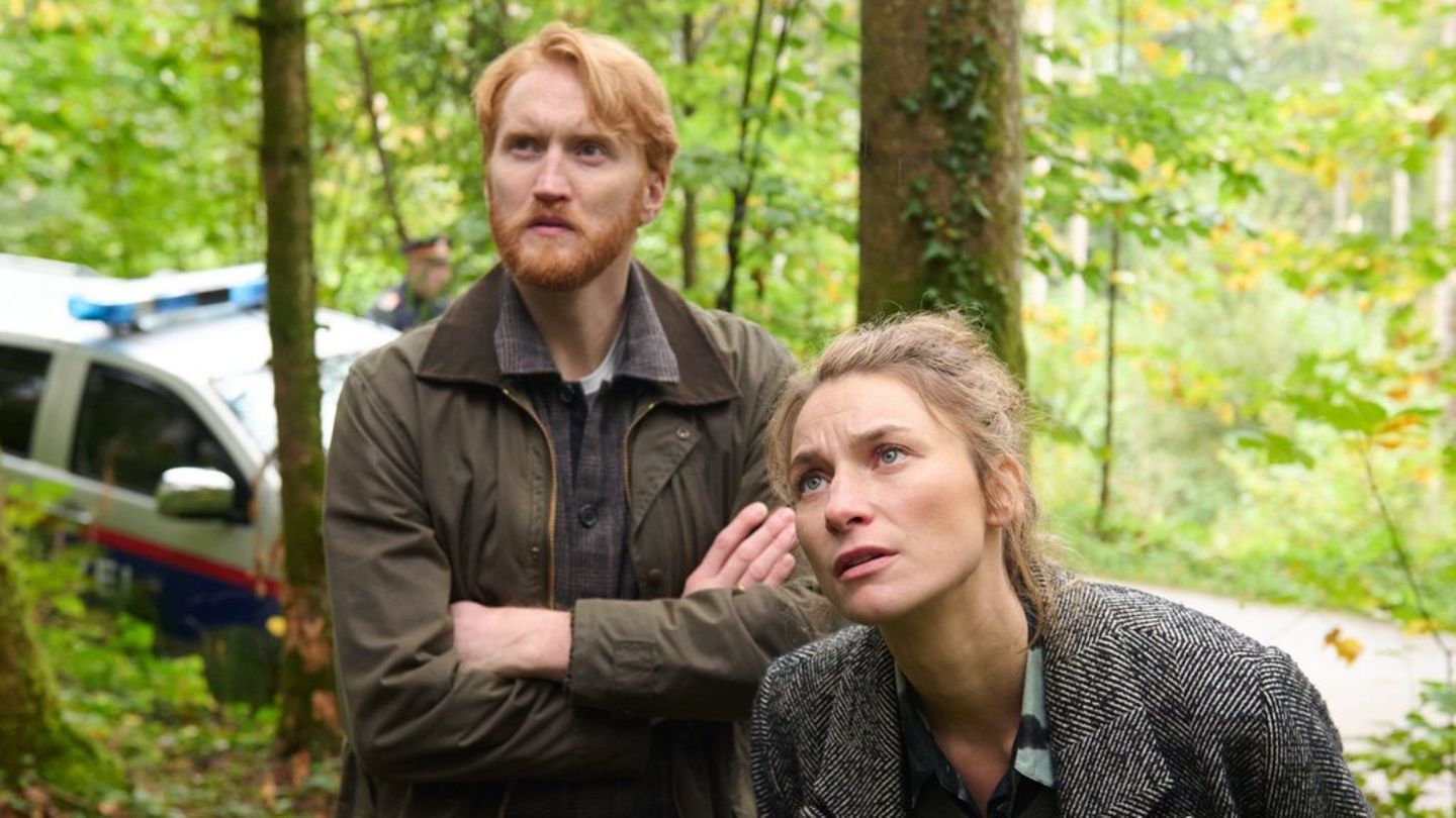 "Der Salzburg-Krimi: Tod am Wolfgangsee": Hauptkommissarin Anna Grünwald (Lisa Schützenberger, r.) und ihr Kollege Kevin Gansl