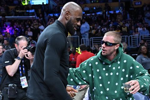 Justin Bieber und LeBron James begrüßen sich.