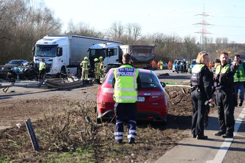 Drei Menschen wurden gestern bei einem schweren Lkw-Unfall auf der A3 verletzt. Nach stundenlanger Sperrung ist die Strecke am M
