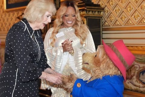 Königin Camilla und Paddington auf Schloss Windsor.