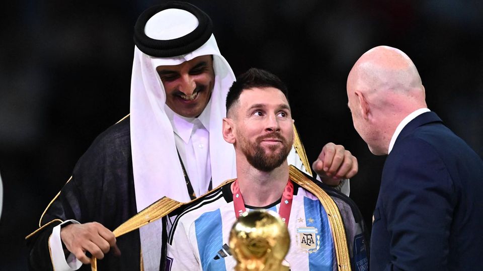 Messis WM-Moment – mit Emir von Katar (l.) und Fifa-Präsident Gianni Infantino