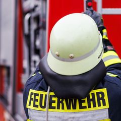 Einsatz für die Feuerwehr: Heizöl ist ausgelaufen und in einen Bach geflossen. (Symbolbild) Foto: Philipp von Ditfurth/dpa