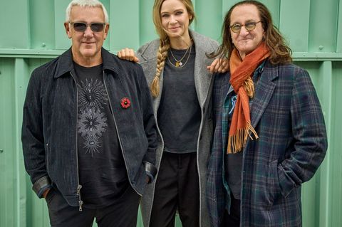 Die deutsche Schlagzeugerin Anika Nilles (Mitte) trommelt für Rush. Foto: Richard Sibbald/Rush/dpa