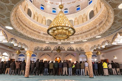 Vor dem Fastenbrechen kommen viele Muslime in der Abu Bakr Moschee zum Abendgebet zusammen. Foto: Boris Roessler/dpa