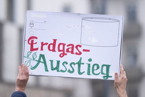 Klimaschützer haben in Dresden mit einer neuerlichen Straßenblockade für eine Wende in der Wärmeversorgung hin zu erneuerbaren E