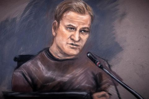 Eine Gerichtszeichnung zeigt Marius Borg Hoiby im Zeugenstand