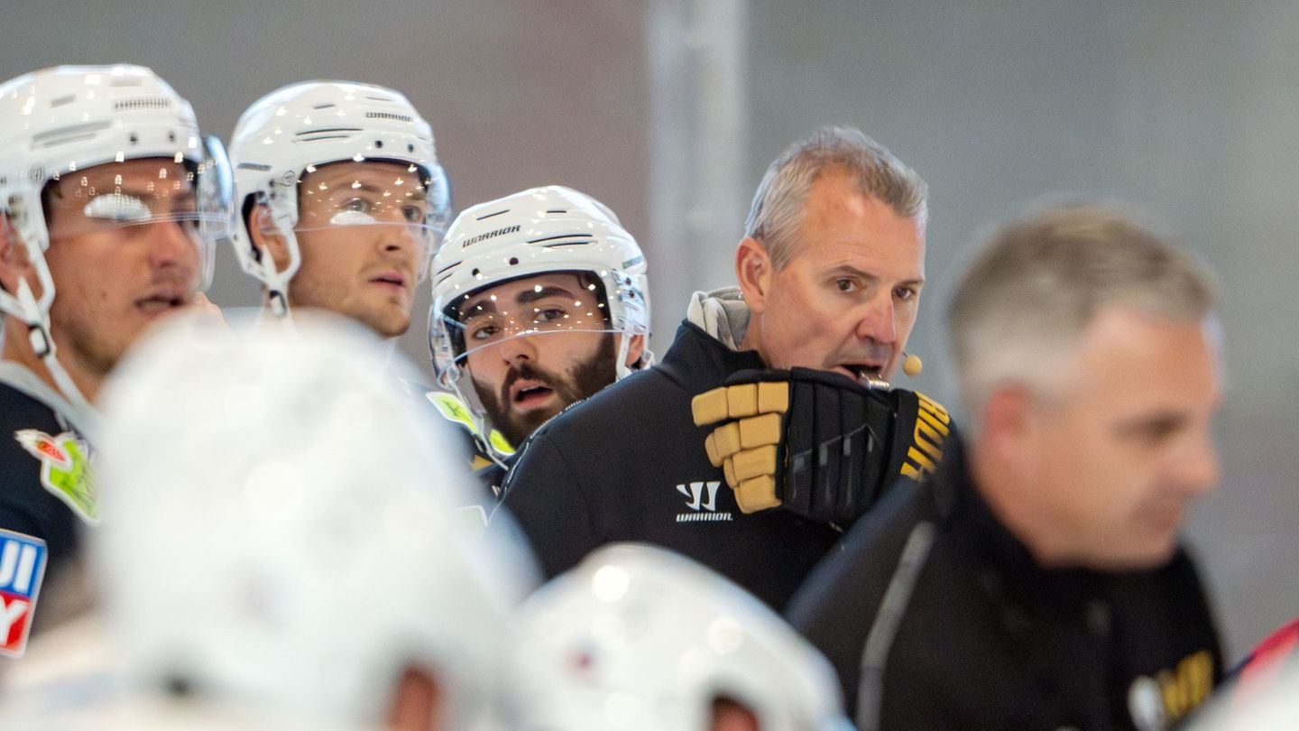 Coach Serge Aubin von den Eisbären Berlin muss mit seinen Spielern altbekannte Probleme beheben. Foto: Soeren Stache/dpa