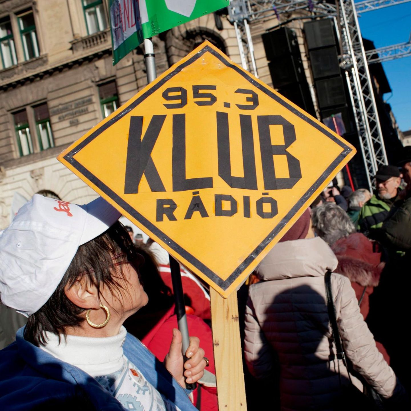 Eine Frau hält während eines Protests zur Unterstützung des ungarischen, unabhängigen Radiosenders Klubradio im Januar 2012 in Budapest ein Banner des Senders