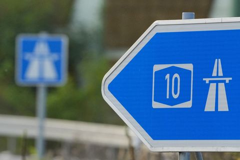 Das Auto stand in Richtung Prenzlau auf dem Standstreifen. (Symbolbild) Foto: Soeren Stache/dpa