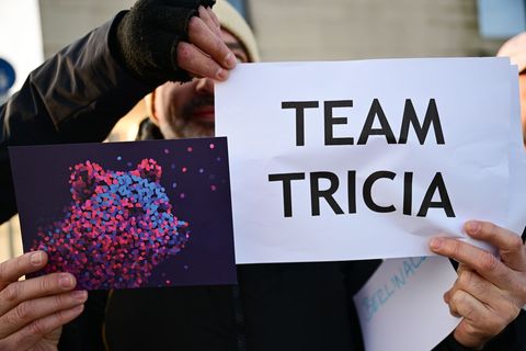 Mitarbeiter der Berlinale brachten während der außerordentlichen Sitzung vor dem Kanzleramt ihre Unterstützung zum Ausdruck. Fot