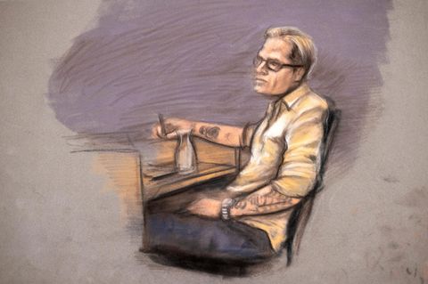 Eine Gerichtszeichnung zeigt Marius Borg Høiby am zweiten Tag der Verhandlung im Gerichtssaal