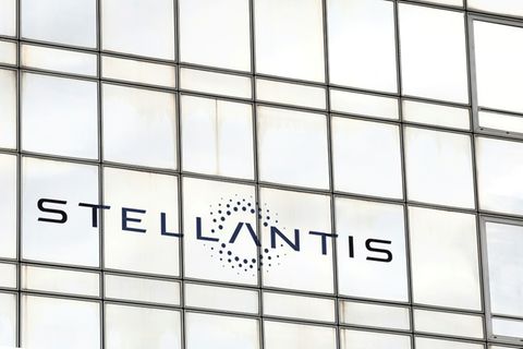 Stellantis-Logo am Standort in Poissy westlich von Paris