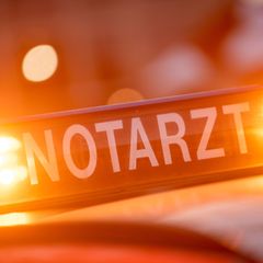Rettungseinsatz in Oberbayern : Mit einer Leiter befreiten Anwohner einen 85-Jährigen aus einer wassergefüllten Güllegrube. (Sym