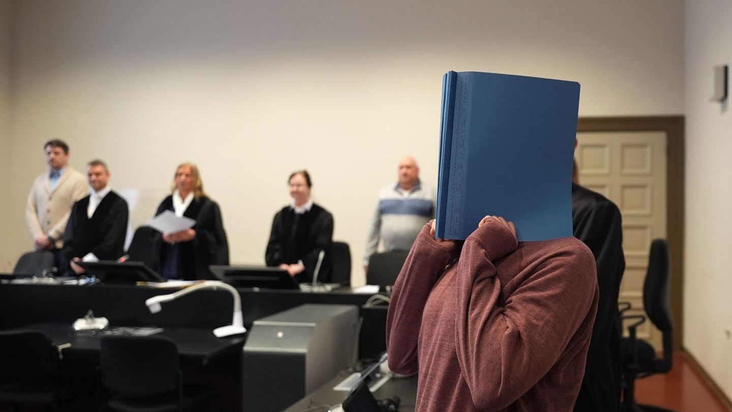 Anklage wegen Totschlags: Frauenleiche im Schrank versteckt - Angeklagter sagt aus