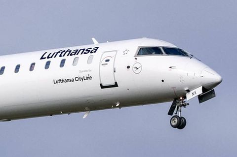 Ein Flugzeug der Lufthansa Cityline im Landeanflug