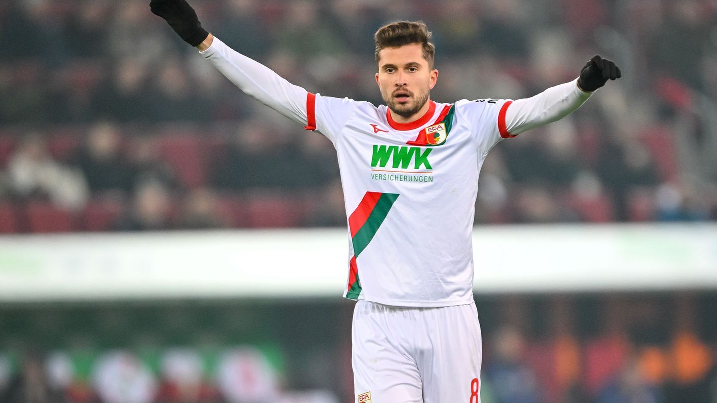 Elvis Rexhbecaj will mit dem FCA weiter jubeln. (Archivbild) Foto: Harry Langer/dpa