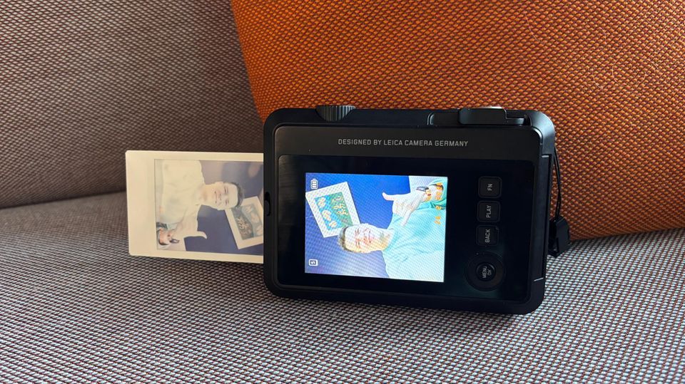 Sofortbildkamera Test: Leica Sofort 2 mit ausgedrucktem Bild