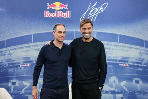 Red-Bull-Geschäftsführer Oliver Mintzlaff (l) dementiert eine vorzeitige Trennung von Fußball-Chef Jürgen Klopp. (Archivbild) Fo