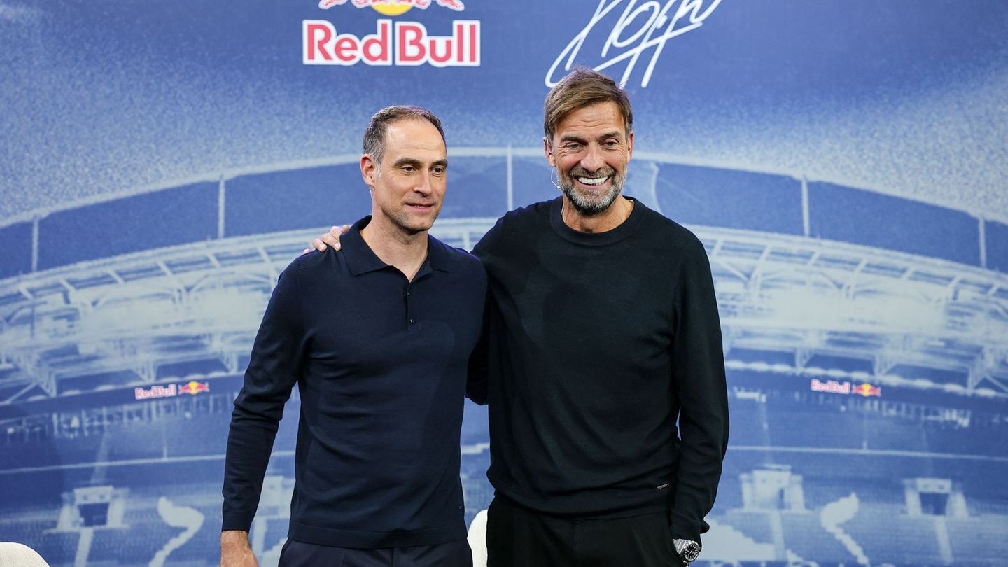 Red-Bull-Geschäftsführer Oliver Mintzlaff (l) dementiert eine vorzeitige Trennung von Fußball-Chef Jürgen Klopp. (Archivbild) Fo