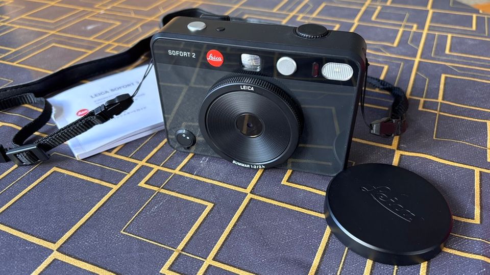 Sofortbildkamera Test: Die Leica Sofort 2 mit Objektivdeckel und User Guide