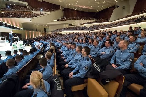 Zahlreiche Bewerber fallen bei der Berliner Polizei wegen ihrer schlechten schriftlichen Deutschkenntnisse durch. (Archivbild) F