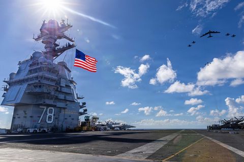 Der amerikanische Flugzeugträger USS Gerald R. Ford im Einsatz mit Kampfjets vom Typ "Super Hornet" und einem Bomber vom Typ B-52 Stratofortress