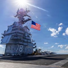 Der amerikanische Flugzeugträger USS Gerald R. Ford im Einsatz mit Kampfjets vom Typ "Super Hornet" und einem Bomber vom Typ B-52 Stratofortress