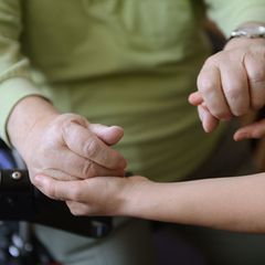 Immer mehr Menschen in Bayern benötigen Pflege - zugleich werden die Heime immer teurer. (Symbolbild) Foto: Jens Kalaene/dpa-Zen